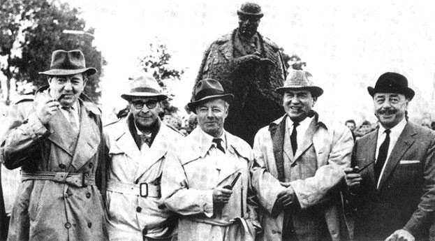 Кто его посадит? Это ж памятник! И комиссар…