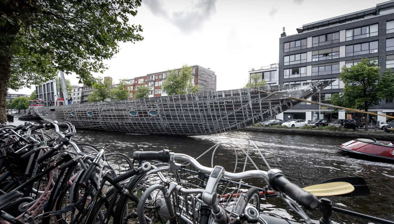 Так корпус доставили в специализированный ангар для достройки,