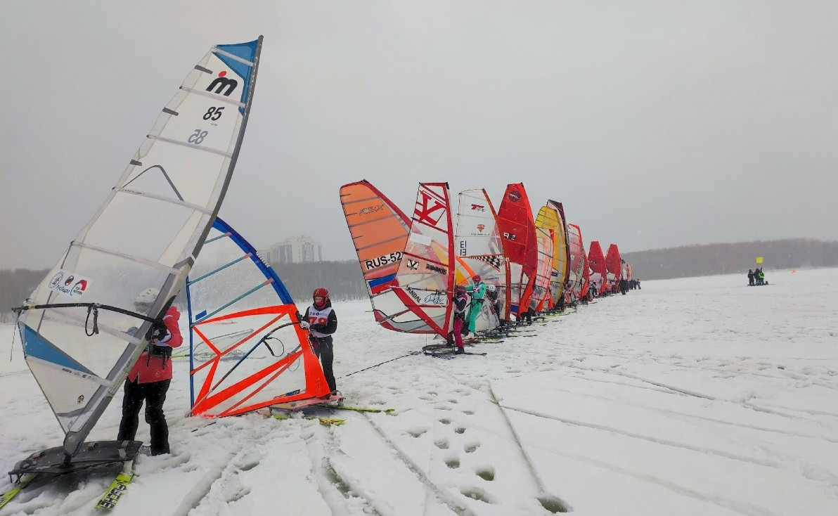 Разноцветные паруса немилосердной зимой