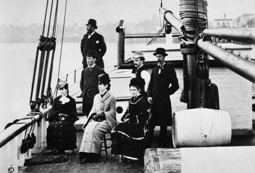 Южные моря, острова, паруса и дальние плавания манили его…