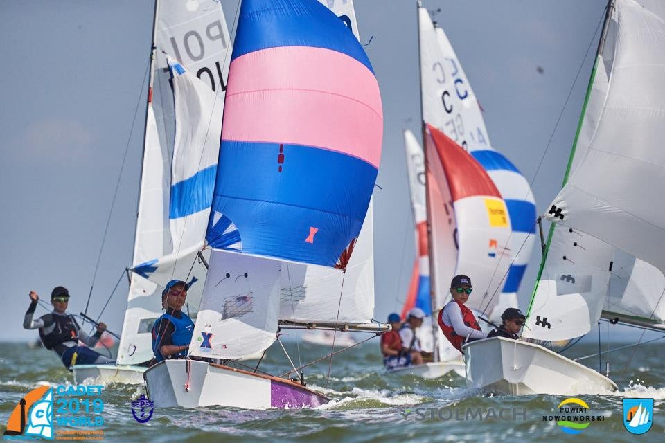 Кадеты рядом с пьедесталом