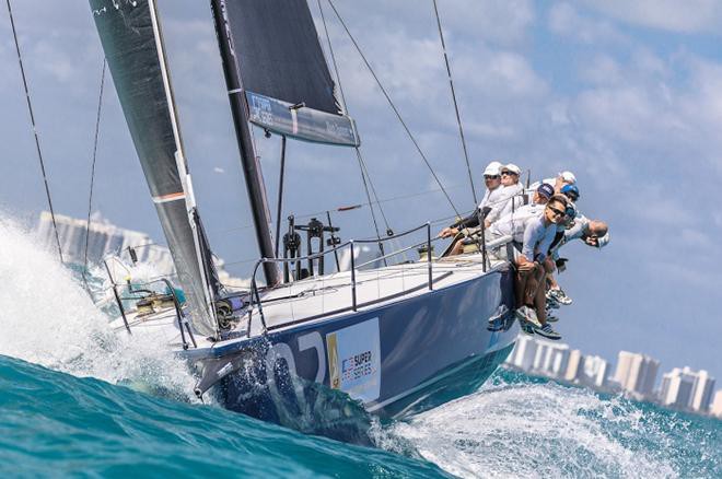 Azzurra по-прежнему впереди