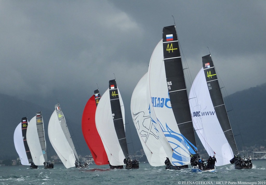 Встречали с полотенцами и бокалами вина