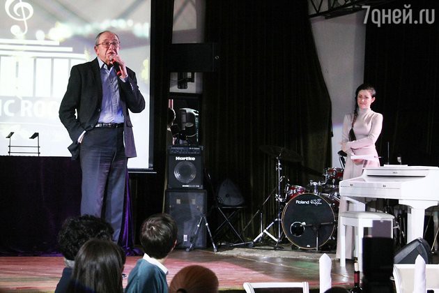 Выступает Эммануил Виторган