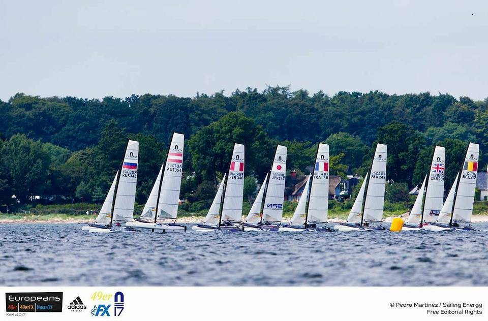 На четырех крыльях