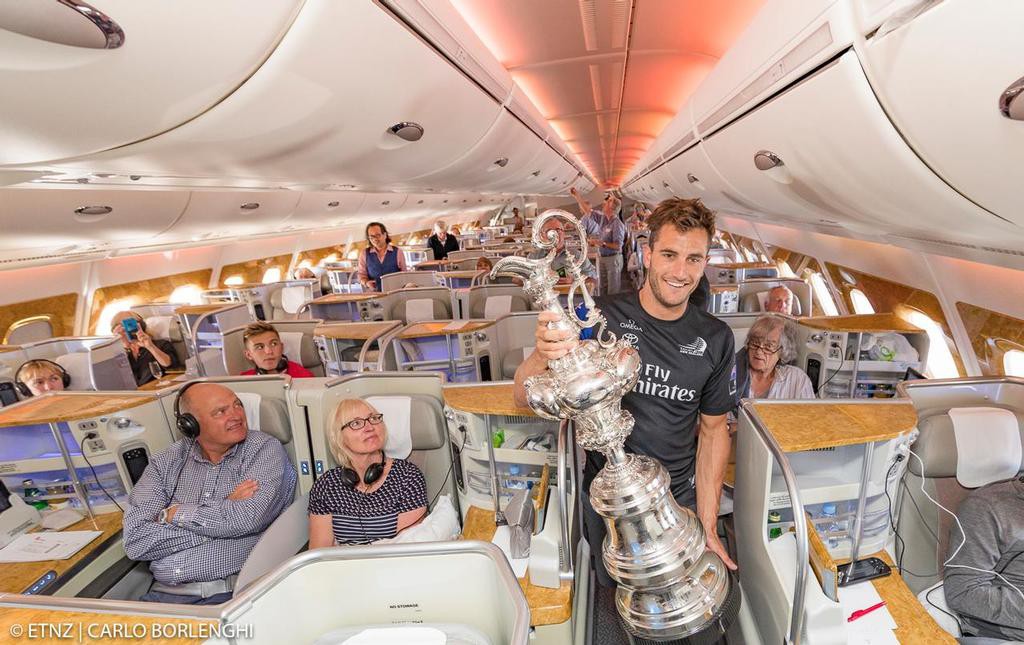 Кубок «Америки» мчит в Окленд