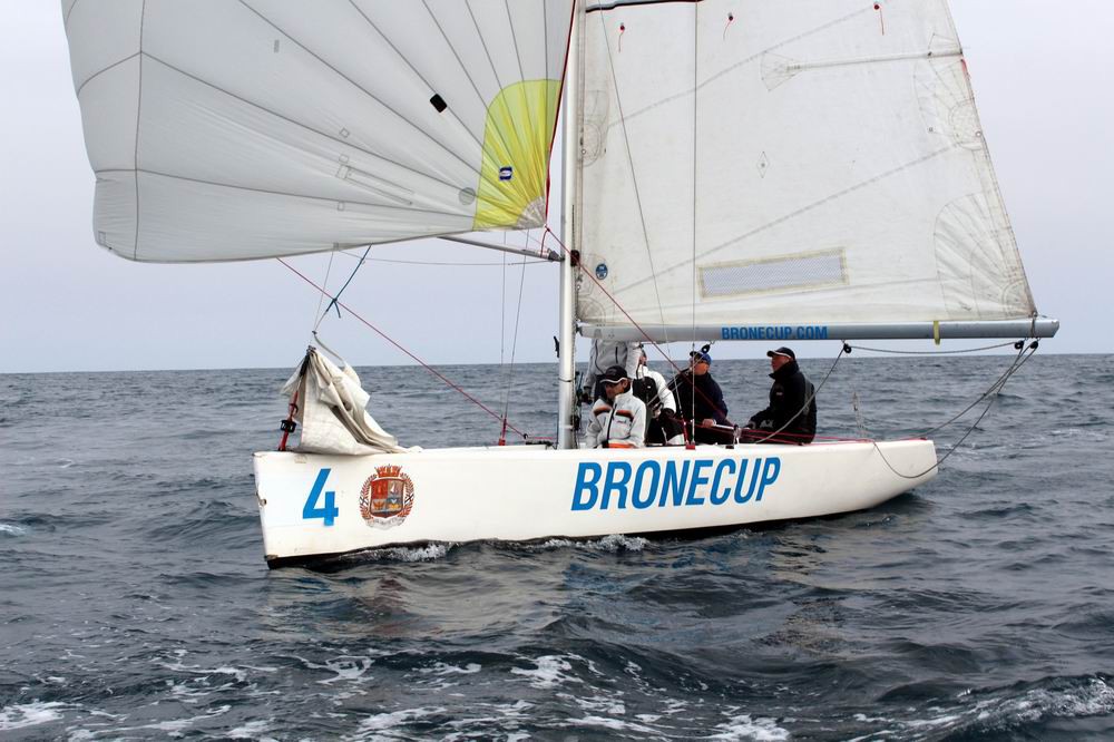 Плотная борьба в разгаре первого этапа серии регат BRONECUP в Валенсии