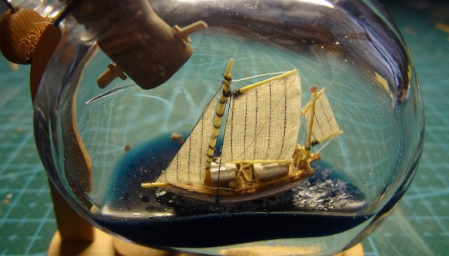 За стеклом яхта Spray Джошуа Слокама