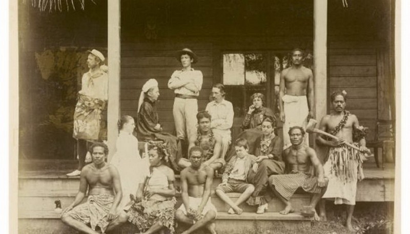 В кругу близких и слуг на веранде дома в Ваилиме