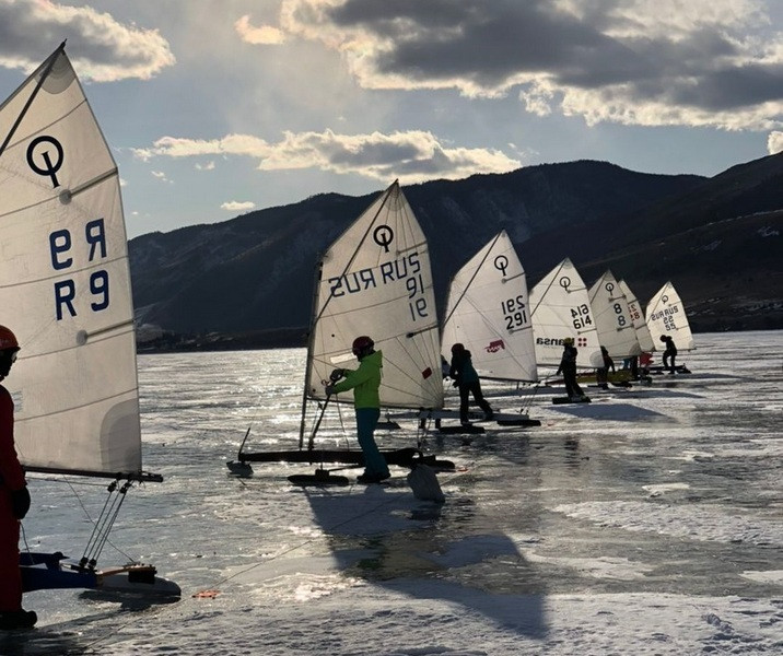 В сложных ледовых условиях