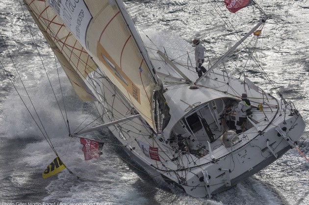 Barcelona World Race. Renault Captur не сдается