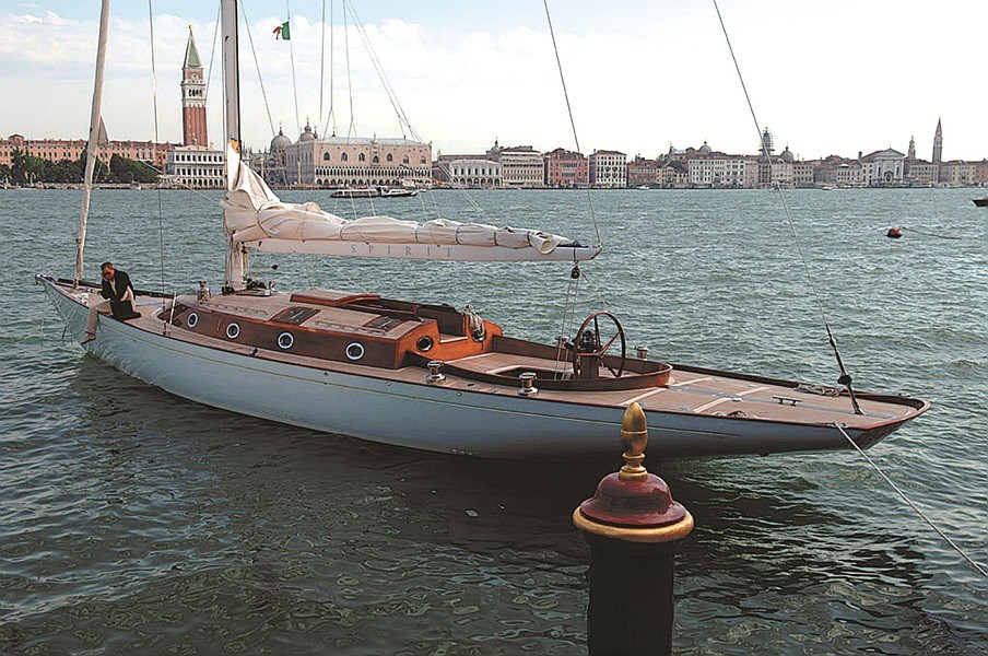 Лодка Бонда выставлена на продажу