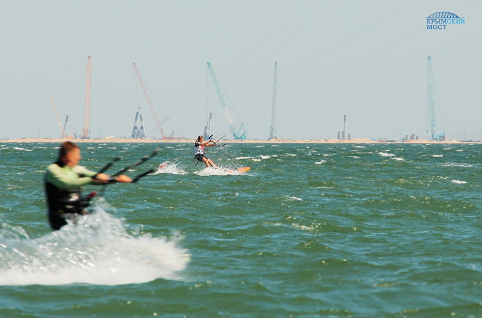 Яхтсмены поддержали мост