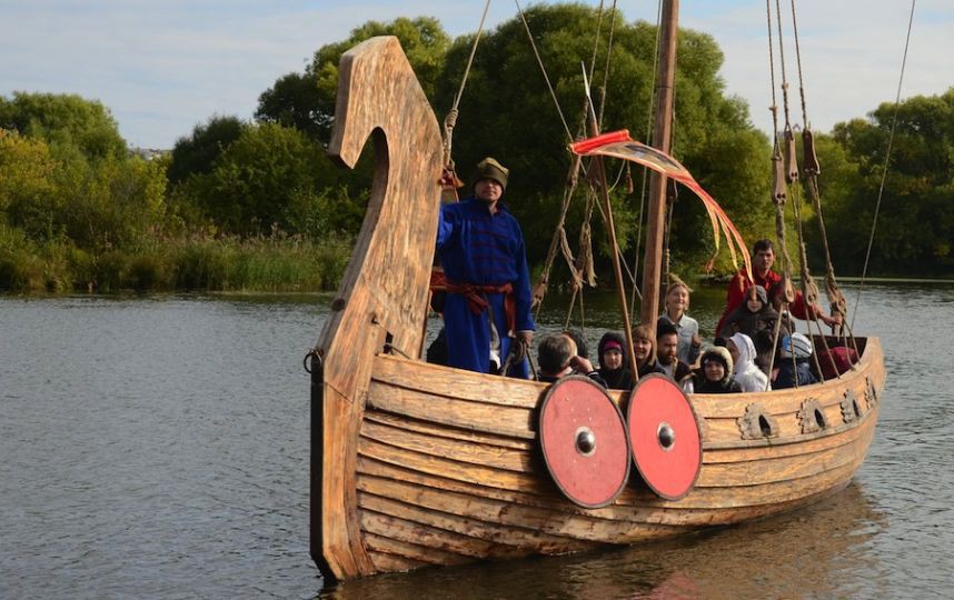 По пруду на ботике царицы