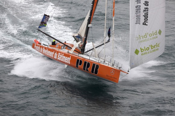 В классе IMOCA Open 60 лидирует яхта PRB (Винсен Ру/Себастьян Коль)