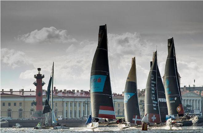 Яхтсменки осваивают фойлы