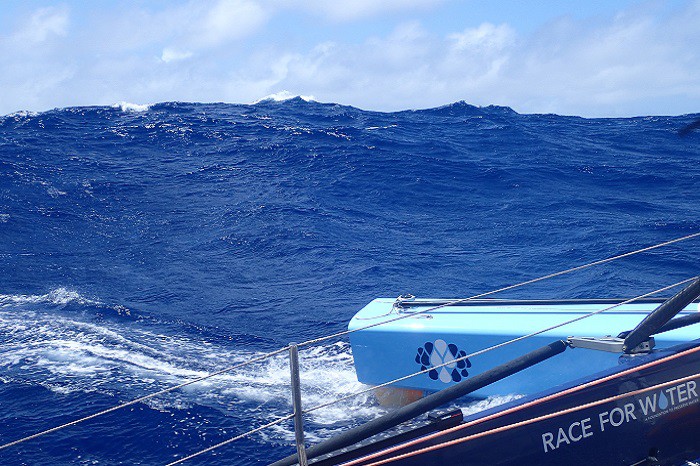 Экипаж спасен. Экспедиция продолжается
