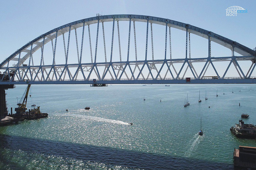 Парад под мостом