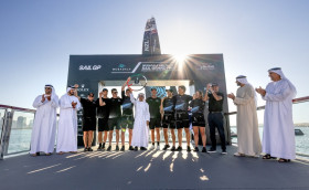 Над крылатыми катамаранами посмеялся ветер