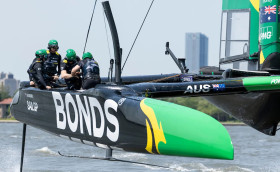 Плюс BONDS, Энн Хэтэуэй, Хью Джекман и Райан Рейнольдс