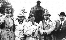 Кто его посадит? Это ж памятник! И комиссар…