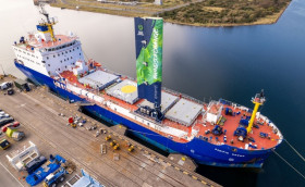 Грузовые суда вооружаются парусами