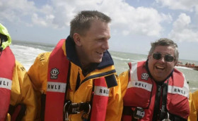 Дэниел Крейг меняет мотоциклы на шлюпки