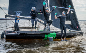 На крыльях над водой