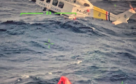 Катамаран перевернулся, люди спасены