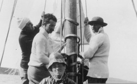 Винтовки и книга Эрскина Чайлдерса