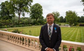 Алекс Томсон - кавалер французского ордена