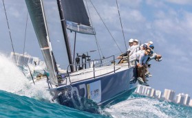 Azzurra по-прежнему впереди