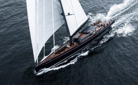 Приковывая взгляды