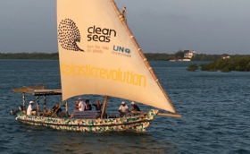 Судно из пластиковых пакетов и шлепанцев