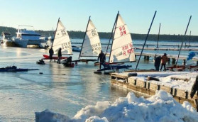 Порезали лед коньками
