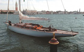 Лодка Бонда выставлена на продажу