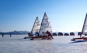 На льду Амурского залива