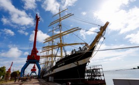 Экипаж "Крузенштерна" скорбит вместе со всеми