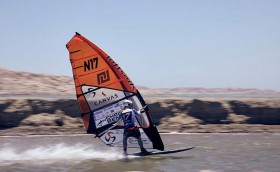 На доске под парусом со скоростью 53,33 узла!