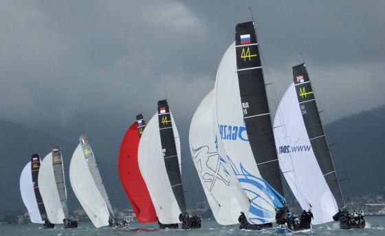 Встречали с полотенцами и бокалами вина