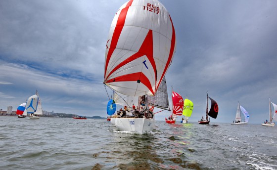 Ровно сто яхтсменов