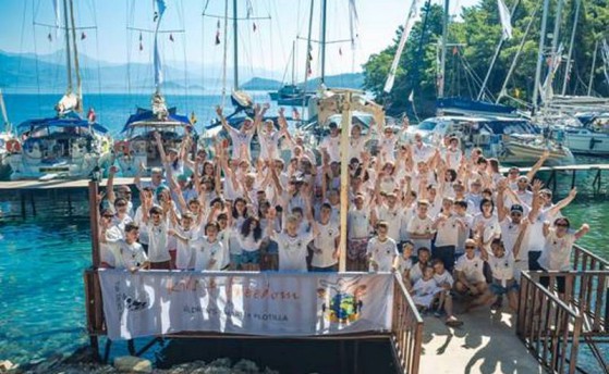 Федор Дружинин помогает детям