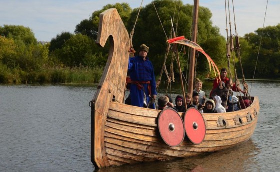 По пруду на ботике царицы