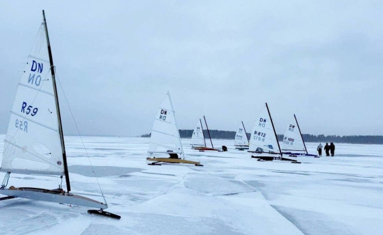 По снежному льду