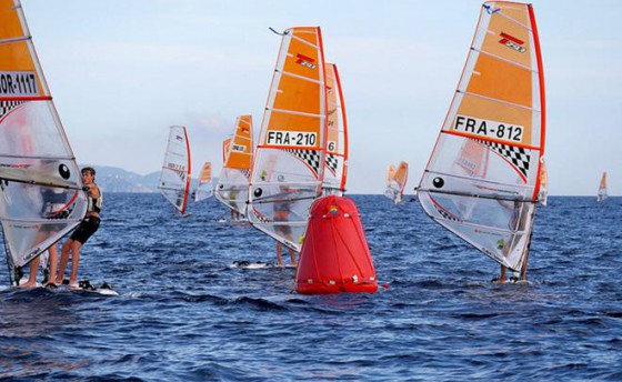 Соревнуются виндсерферы и кайтеры