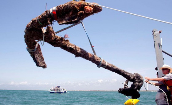 Чистят якорь Черной Бороды