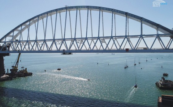 Парад под мостом