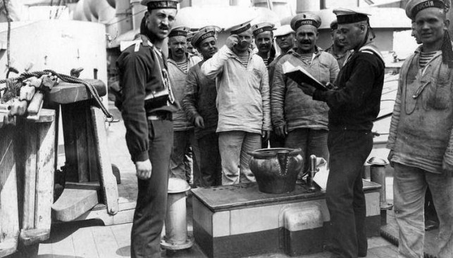 Крейсер "Россия". Раздача казенной чарки. 1910 гг.