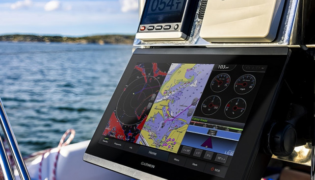 MFD Garmin на посту управления (контекст «несколько постов, один набор данных/видео»)