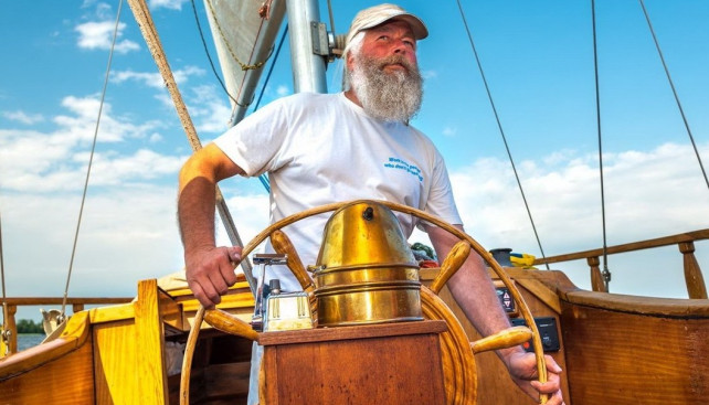 На яхтах штурвалы спицы имеют, а ручки нет из-за их "травмоопасности"